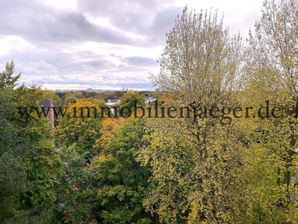 Hochhaus im 7.OG- Endetage - modernisierte Studio-Eckwohnung mit Balkon - zum 15.OKtober 2026