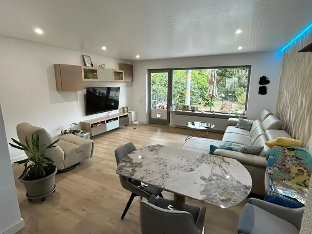 Moderne 4-Zimmer-Wohnung- Garten, Garage & Stellplätze inklusive