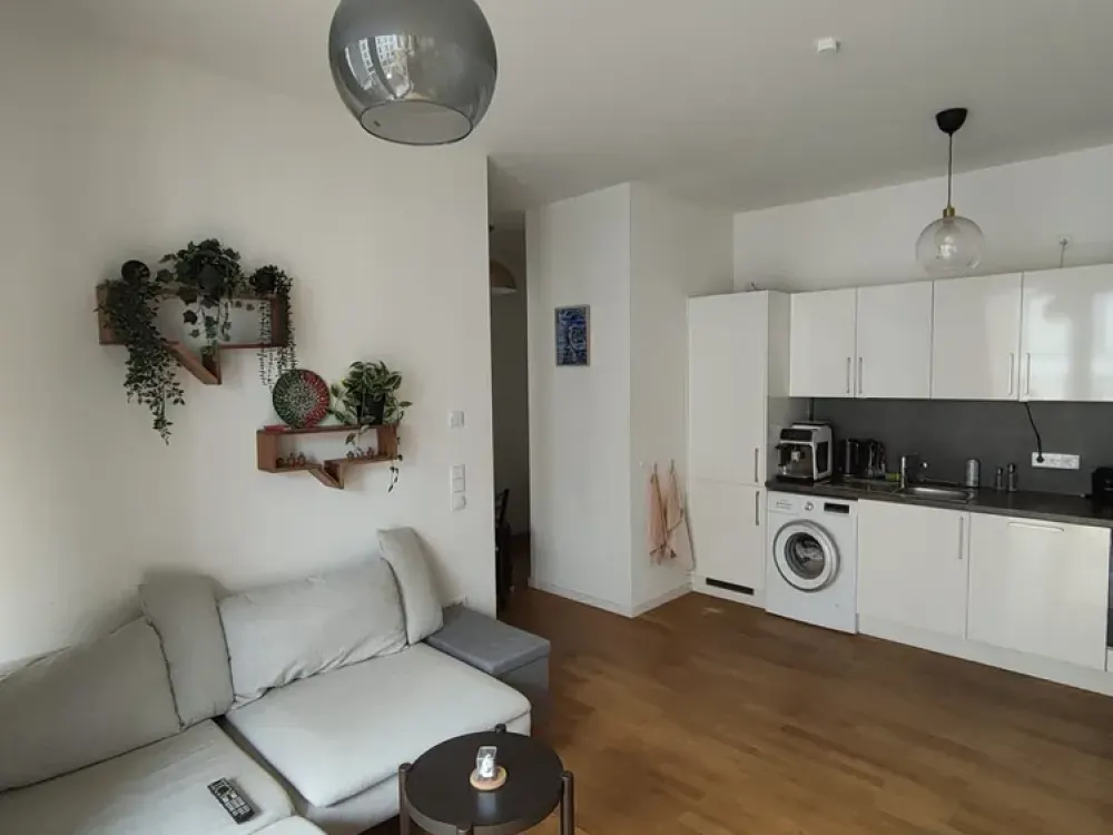 Moderne 2-Zimmer-Wohnung in Berlin Mitte mit Einbauküche und Balkon (BJ 2020)