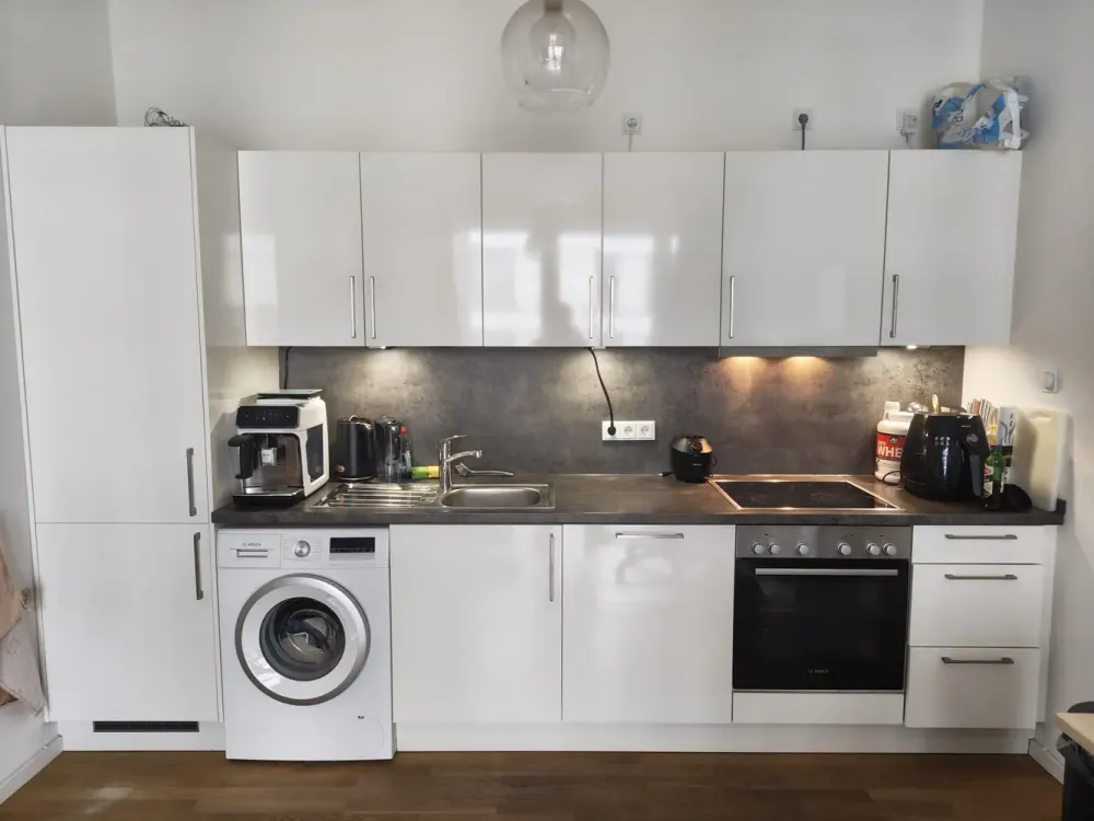 Moderne 2-Zimmer-Wohnung in Berlin Mitte mit Einbauküche und Balkon (BJ 2020)