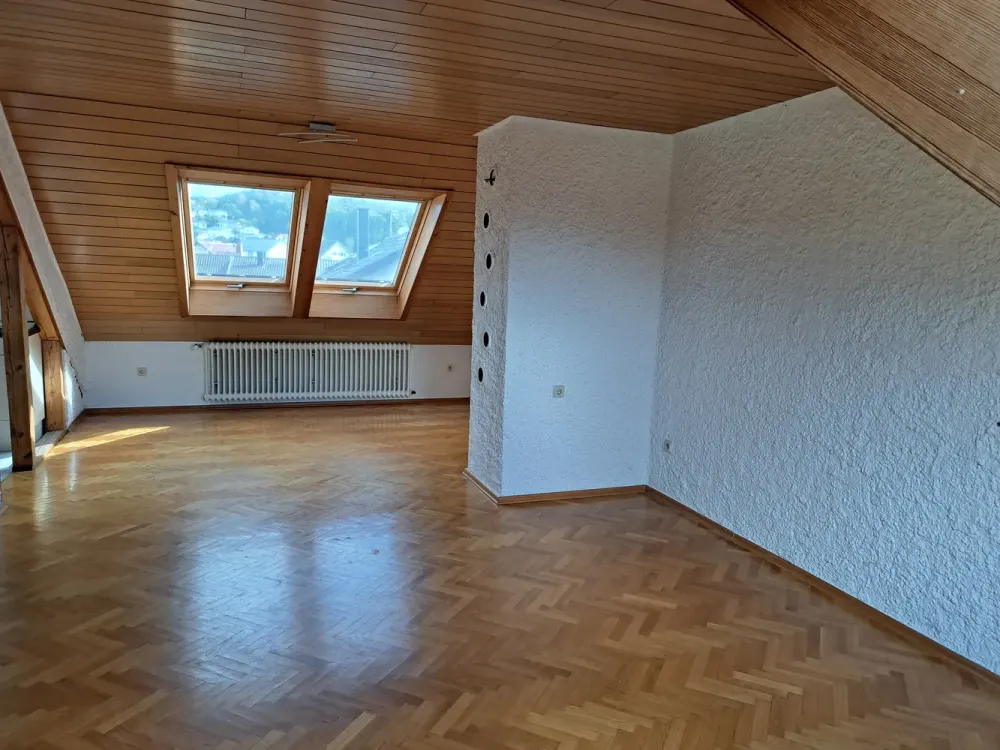 Wohnen mit Charakter: 3-Zimmer-Dachgeschosswohnung in Heusweiler