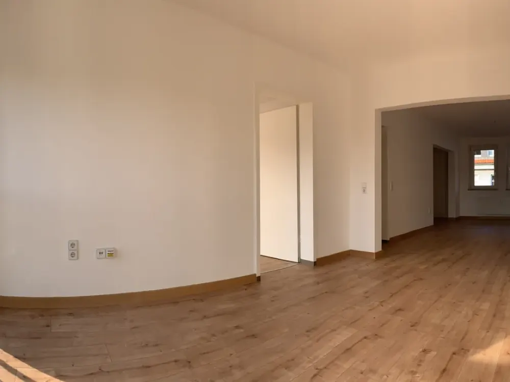 Begeisternder Blick ins Grüne: Schöne, helle 2-R-Whg 56 m² im 2. OG, separate Küche