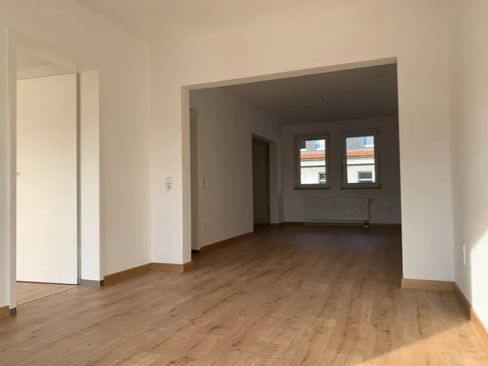Begeisternder Blick ins Grüne: Schöne, helle 2-R-Whg 56 m² im 2. OG, separate Küche