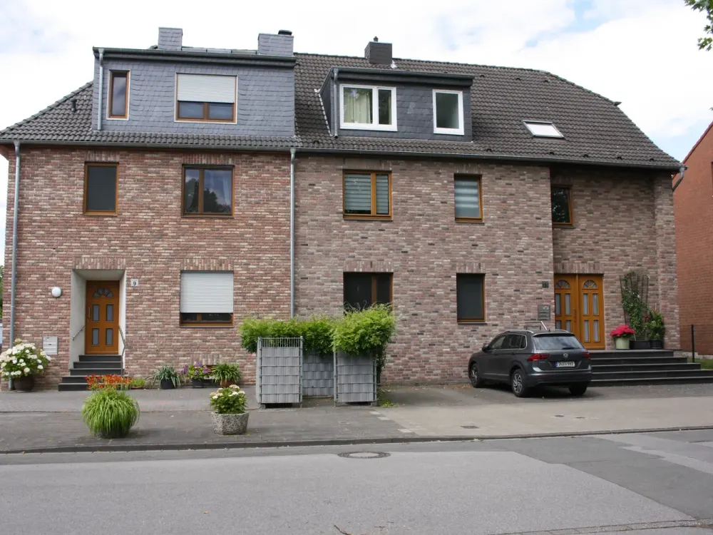 DU-Huckingen، Im Wittfeld 11، 2 1/2 غرفة KDB ومرحاض ضيوف، شرفة فرنسية، حوالي 95 متر مربع