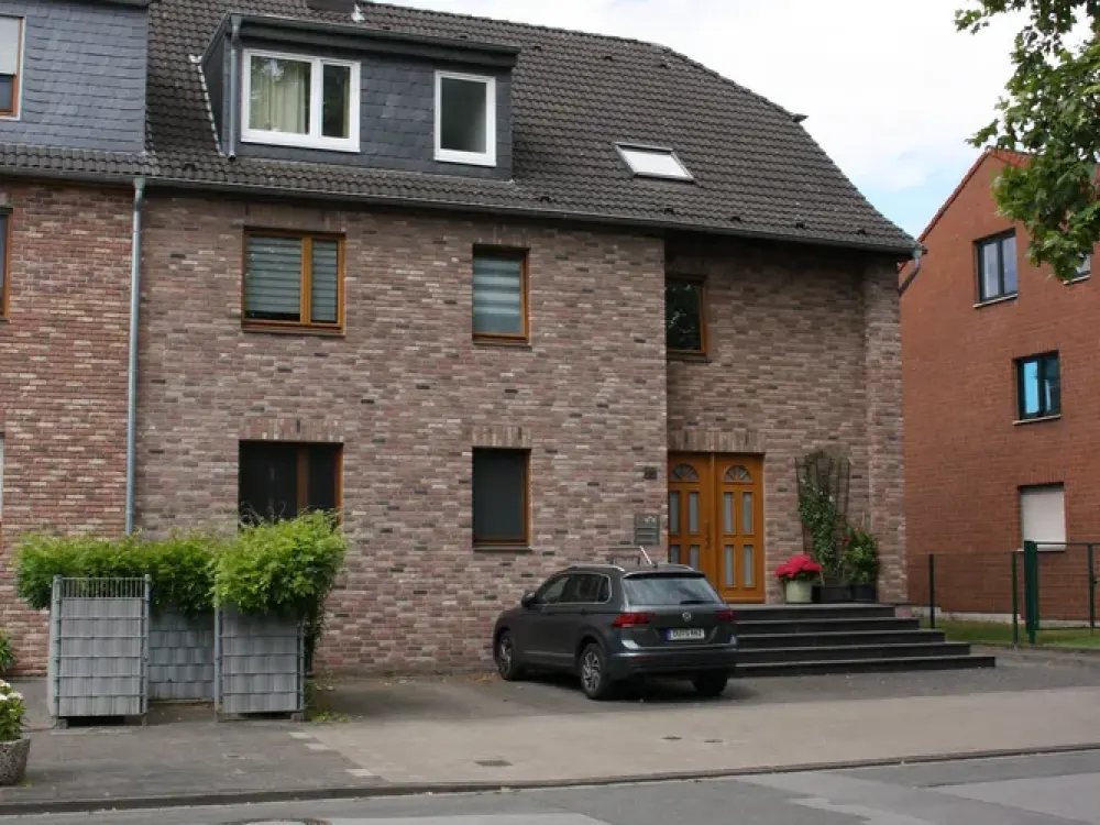 DU-Huckingen، Im Wittfeld 11، 2 1/2 غرفة KDB ومرحاض ضيوف، شرفة فرنسية، حوالي 95 متر مربع