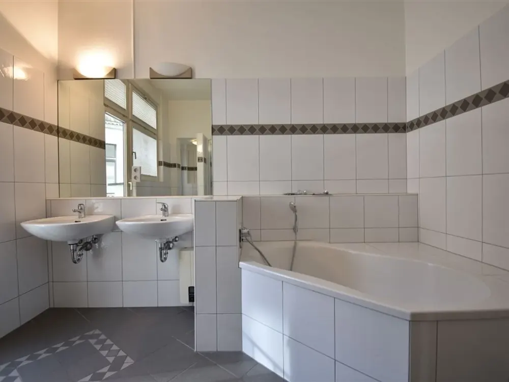 Mitten in Oberkassel! 3-Zi-Altbauwohnung zu vermieten