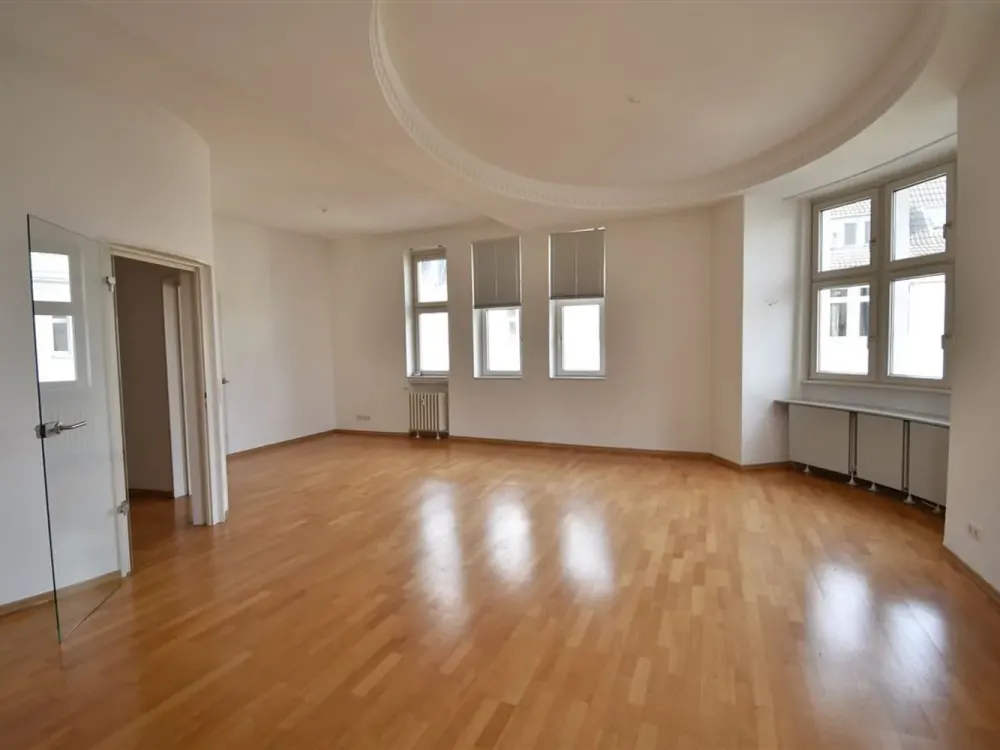 Mitten in Oberkassel! 3-Zi-Altbauwohnung zu vermieten