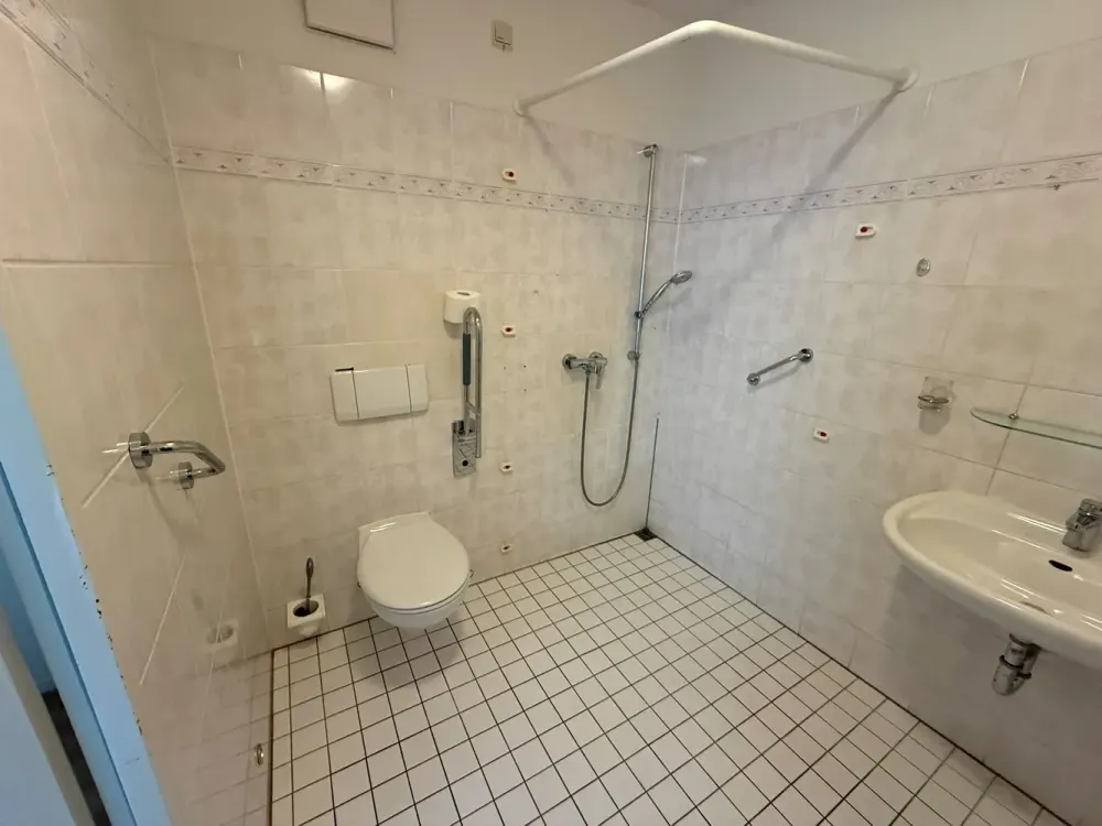 Seniorenwohnen! Lichtdurchflutete Räume mit barrierefreiem Badezimmer und Balkon