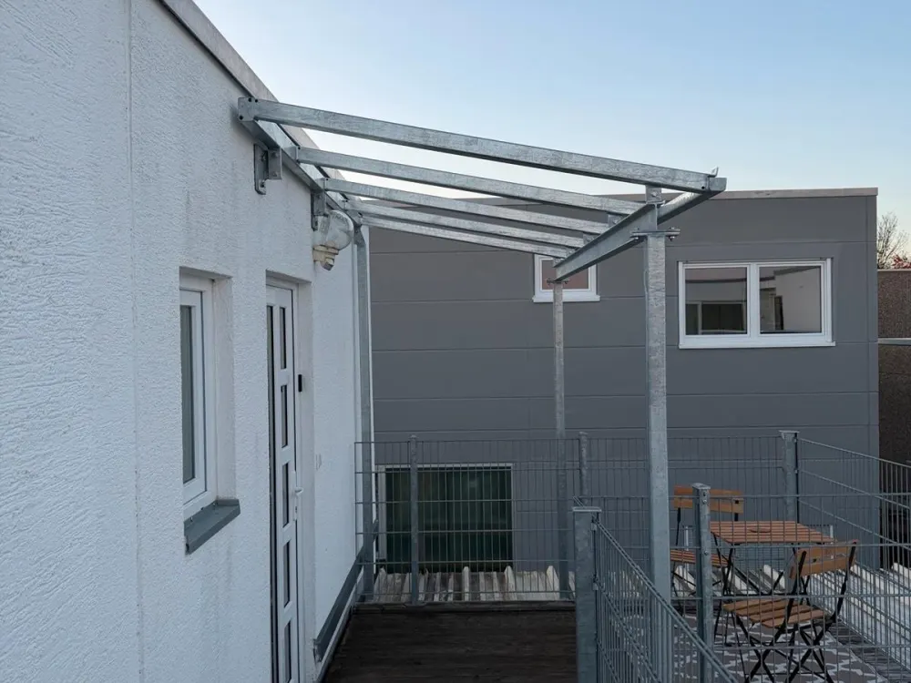 2-Zimmer Wohnung - Voll Möbliert - Terrasse + Stellplatz