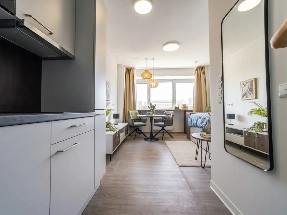 Erstbezug nach Kernsanierung: Modernes City-Apartment mit EBK, Concierge & Skyline-Dachterrassen