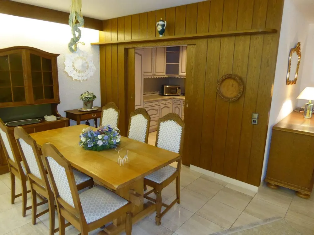 Großzügig Wohnung in bester Lage, komplett möbliert mit Tiefgarage und Aufzug!