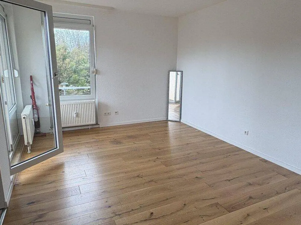 Ideal for Business People and Students: 1-Room Apartment with Balcony and Underground Parking Space