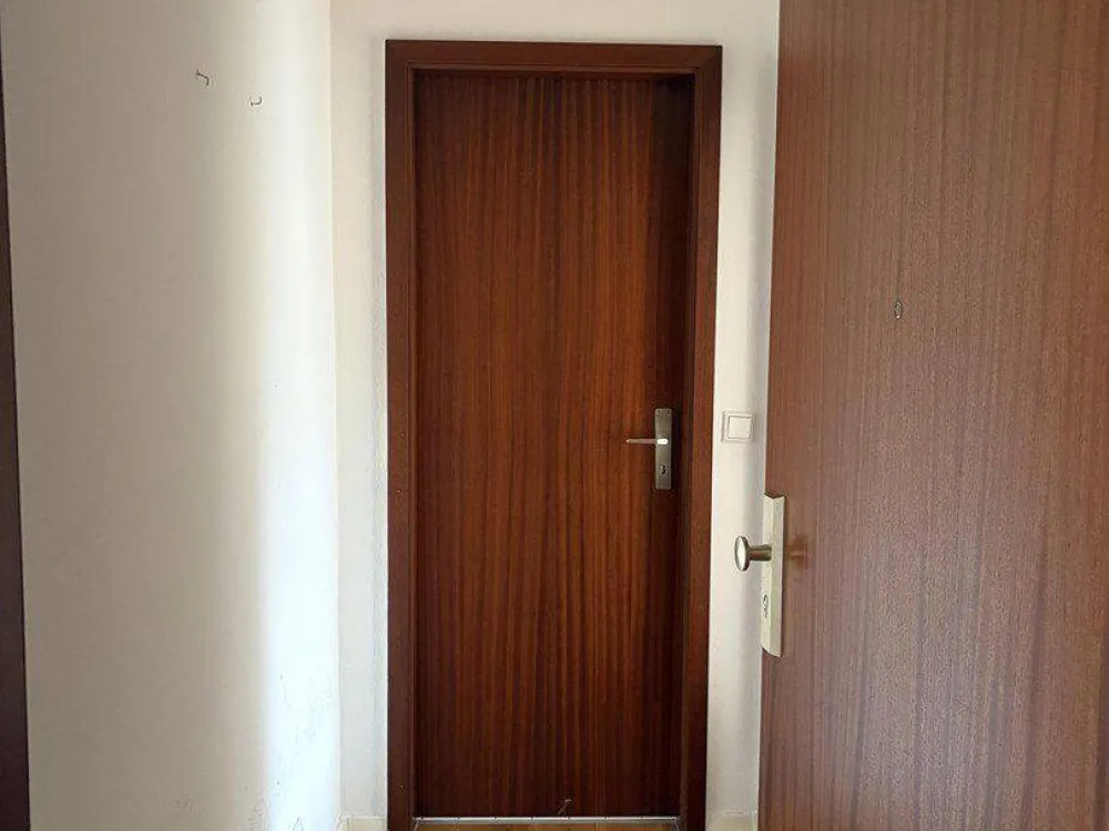 Ideal for Business People and Students: 1-Room Apartment with Balcony and Underground Parking Space