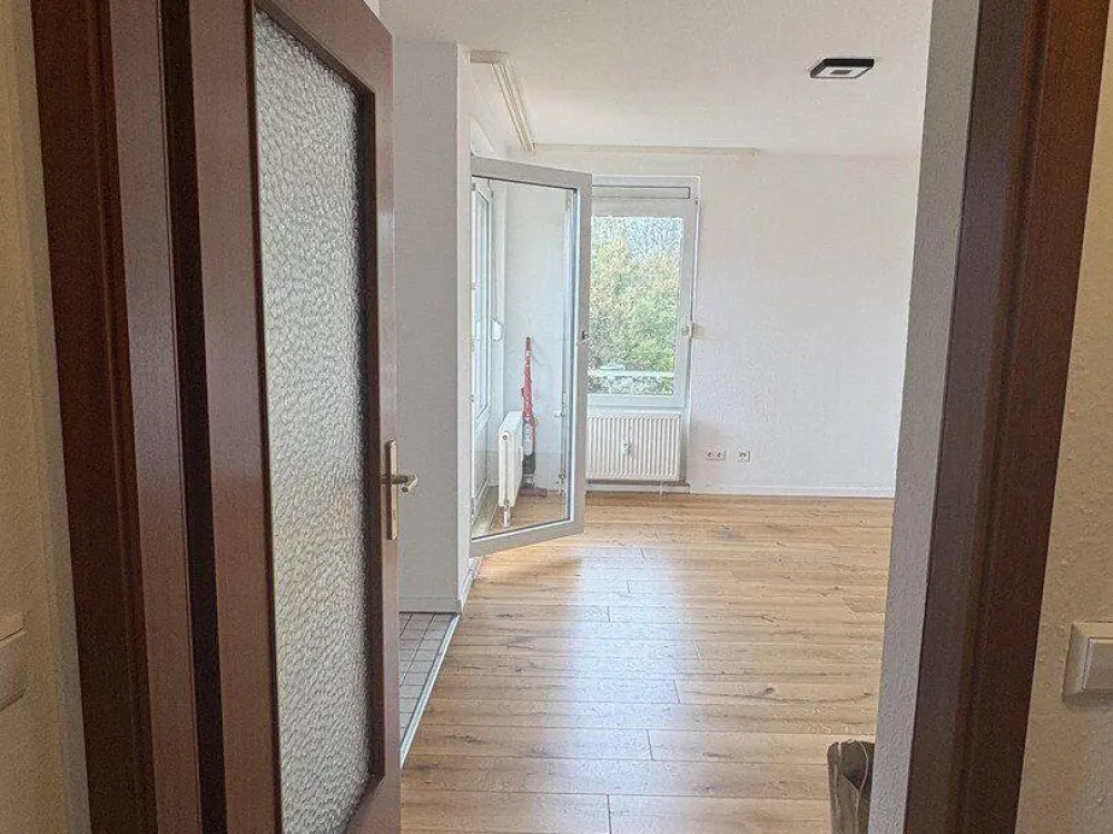 Ideal for Business People and Students: 1-Room Apartment with Balcony and Underground Parking Space