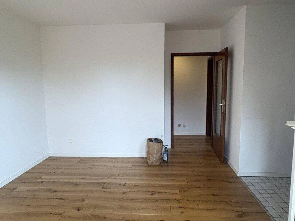 Ideal for Business People and Students: 1-Room Apartment with Balcony and Underground Parking Space