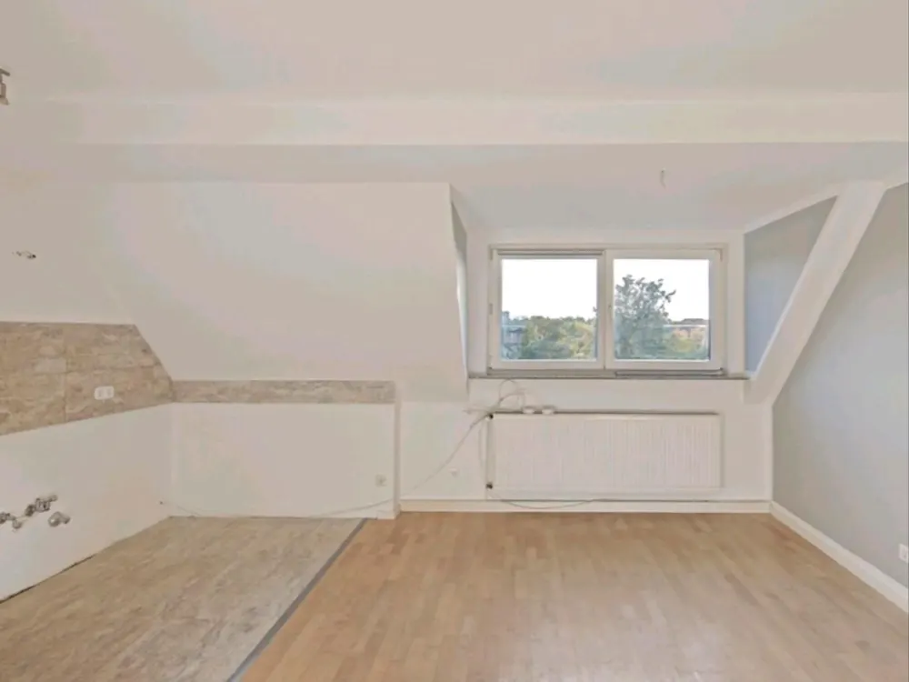 Großzügige Dachgeschosswohnung mit 6 Zimmern am Stadtrand