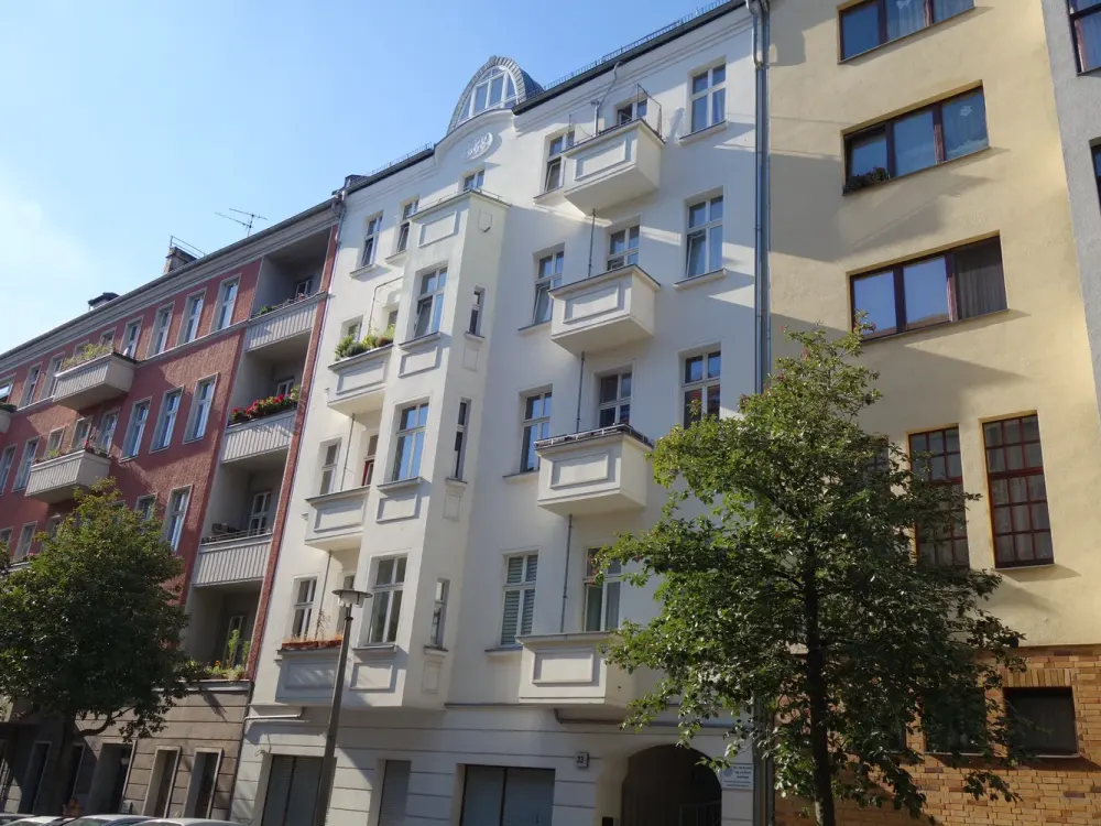Hochwertig möblierte, ruhige und sonnige Hofwohnung am Petersburger Platz.