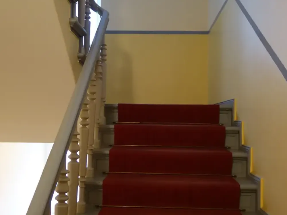 Hochwertig möblierte, ruhige und sonnige Hofwohnung am Petersburger Platz.