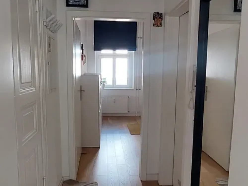 Hochwertig möblierte, ruhige und sonnige Hofwohnung am Petersburger Platz.