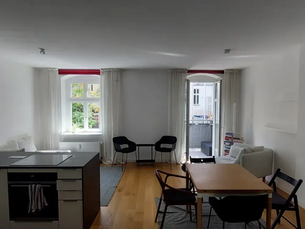 Hochwertig möblierte, ruhige und sonnige Hofwohnung am Petersburger Platz.