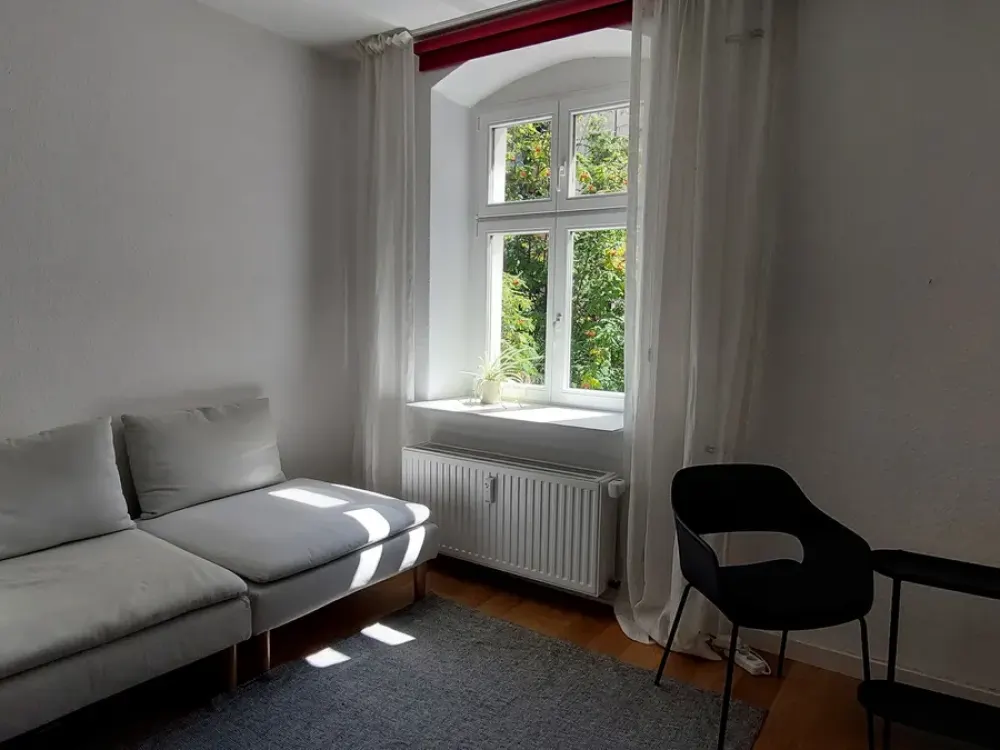 Hochwertig möblierte, ruhige und sonnige Hofwohnung am Petersburger Platz.