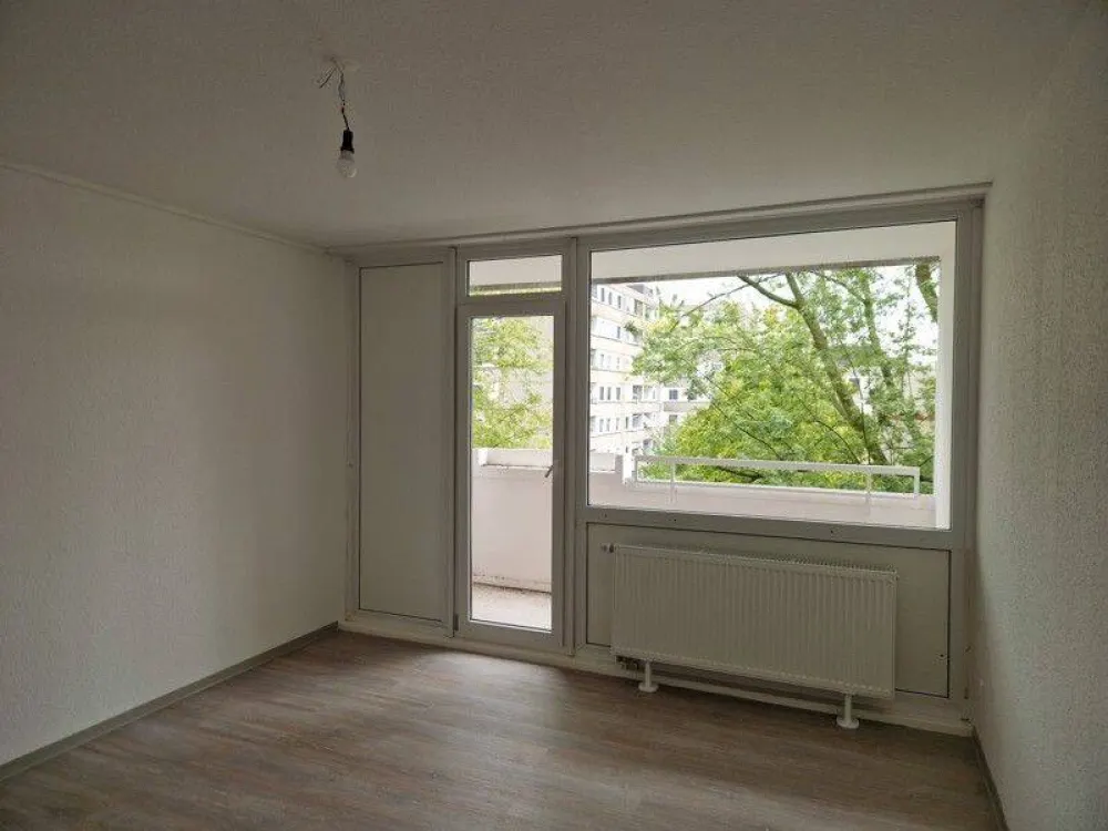 Nimm mich! Komplett renovierte 2-Zimmer-Wohnung mit Balkon!