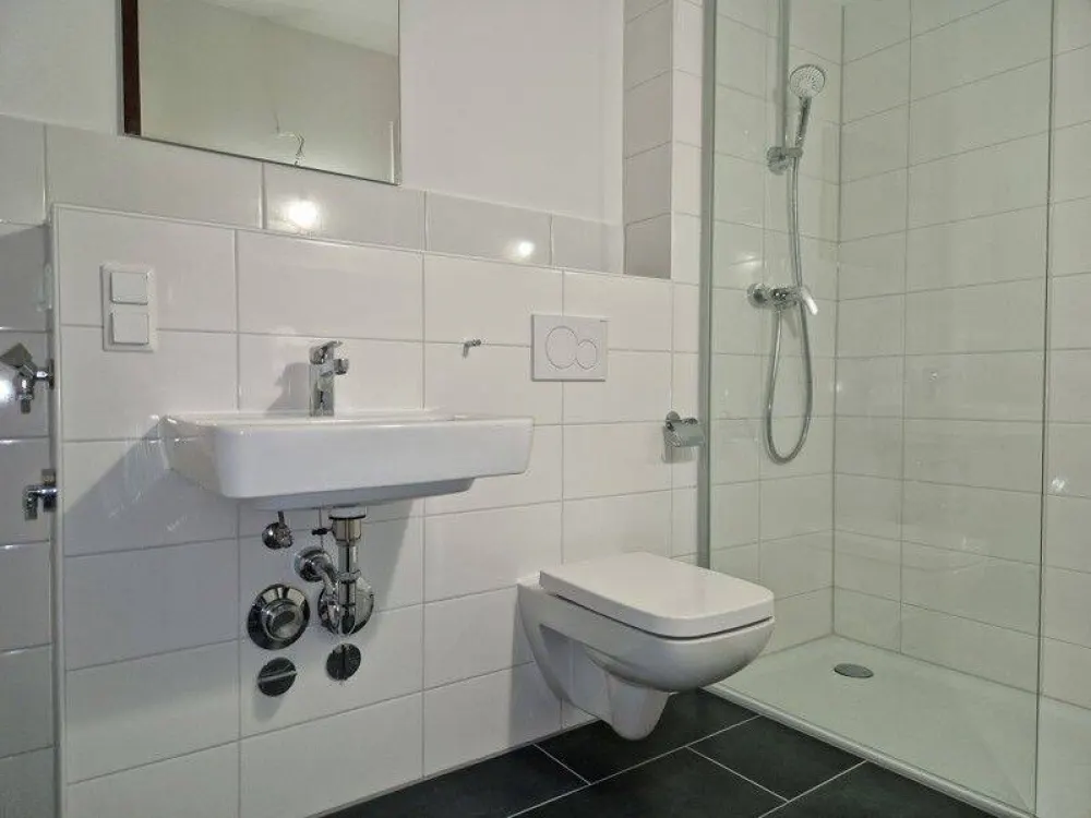 Nimm mich! Komplett renovierte 2-Zimmer-Wohnung mit Balkon!