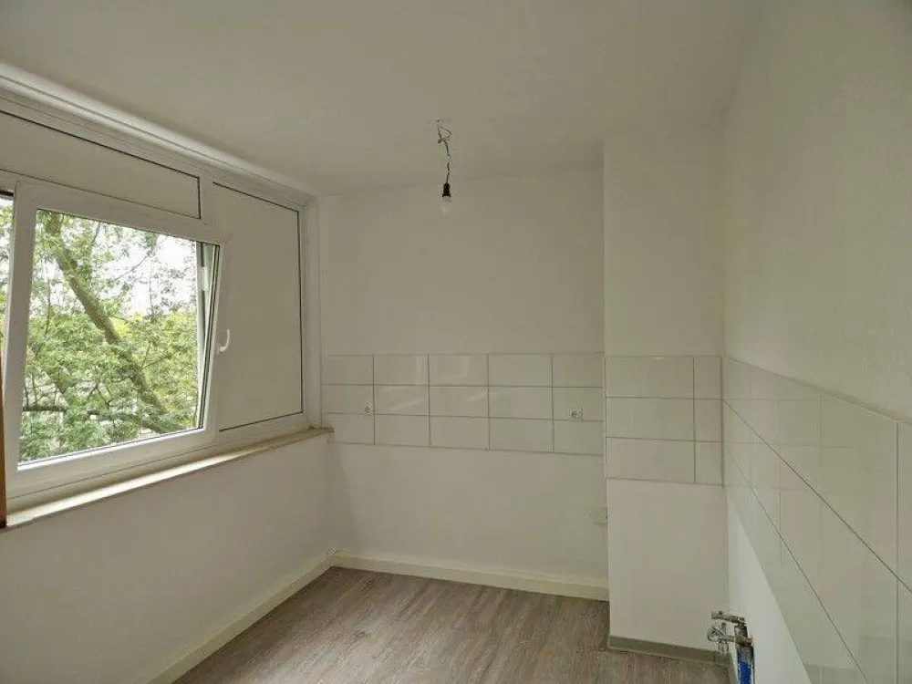 Nimm mich! Komplett renovierte 2-Zimmer-Wohnung mit Balkon!