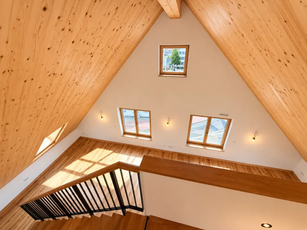 Neubau-Erstbezug Maisonette im Dachgeschoss: Wohnen im Holzhaus auf 2 Etagen mit Balkon