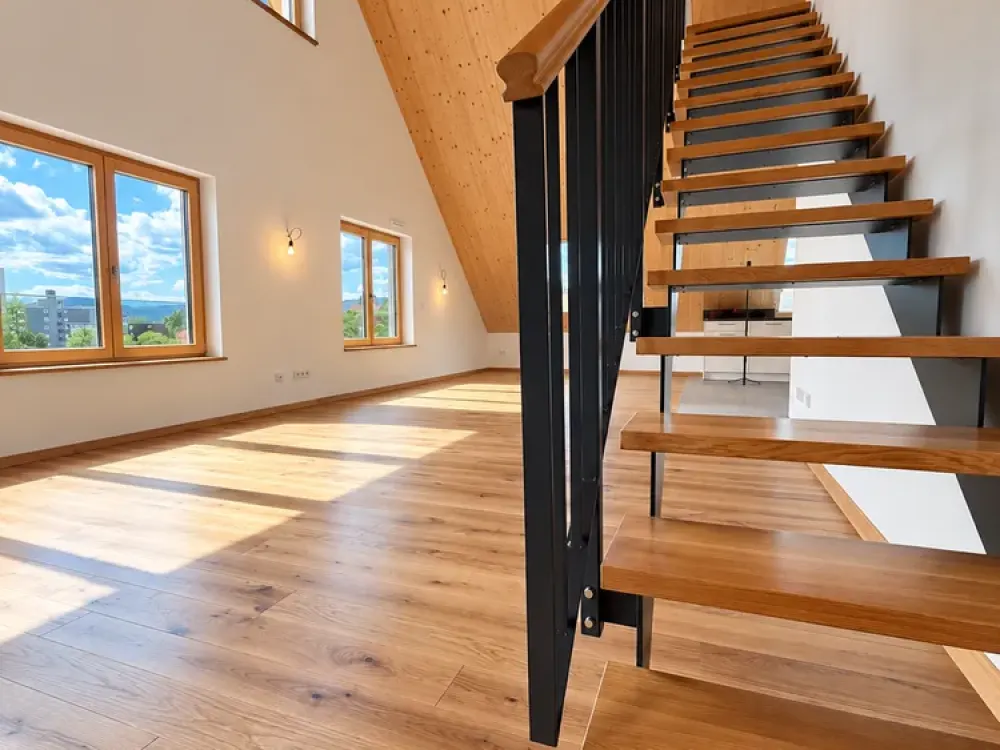 Neubau-Erstbezug Maisonette im Dachgeschoss: Wohnen im Holzhaus auf 2 Etagen mit Balkon