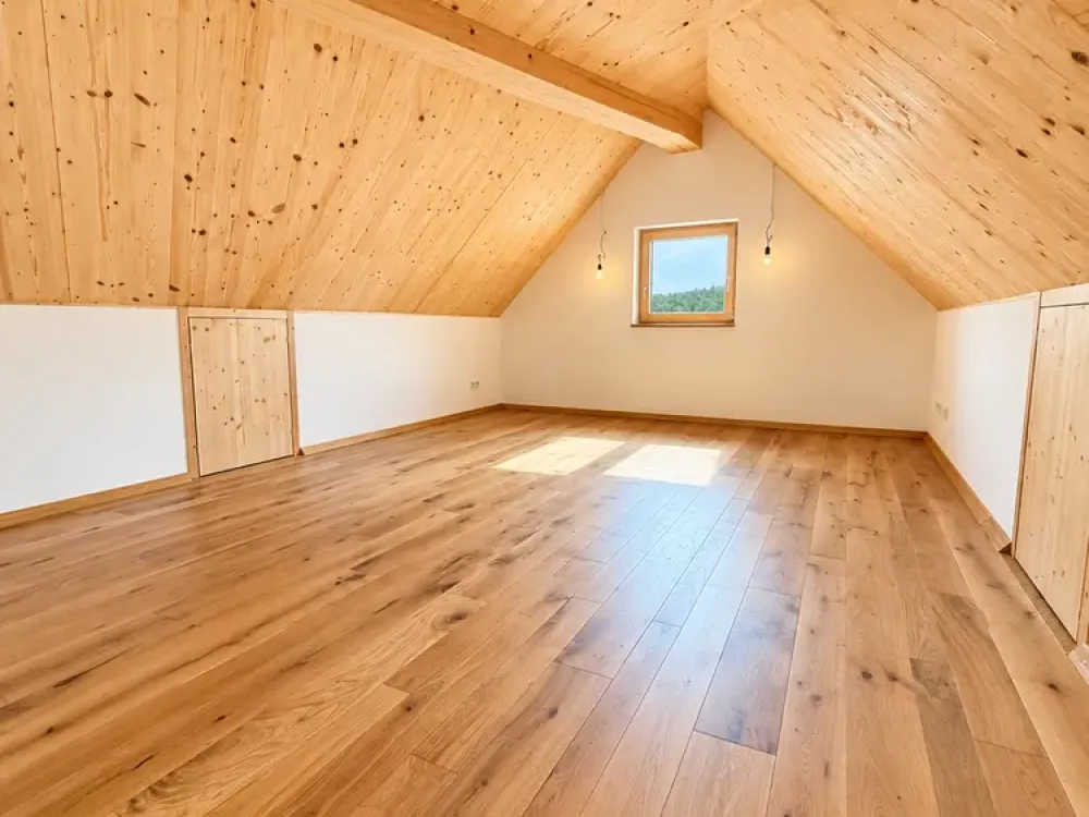 Neubau-Erstbezug Maisonette im Dachgeschoss: Wohnen im Holzhaus auf 2 Etagen mit Balkon