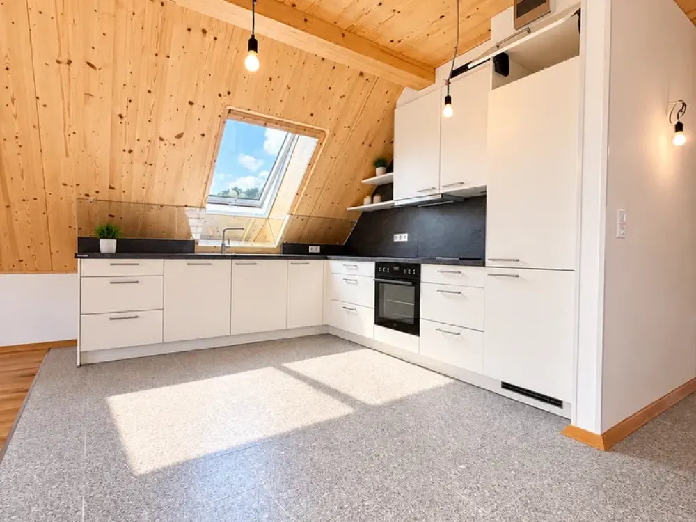 Neubau-Erstbezug Maisonette im Dachgeschoss: Wohnen im Holzhaus auf 2 Etagen mit Balkon