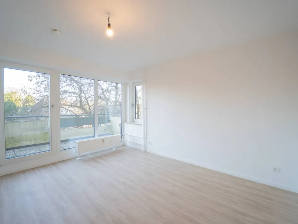 Newly Renovated Highlight: Bright Home with High-Quality Features near Schnelsen