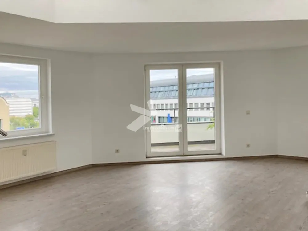Guaranteed Wide View: Charming 3-Room Apartment with Gallery and Two Balconies