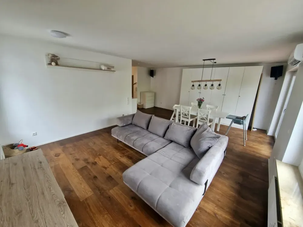Hochwertige 2-Zimmer-Wohnung mit Balkon, Klima & TG-Stellplatz mit E-Lademöglichkeit