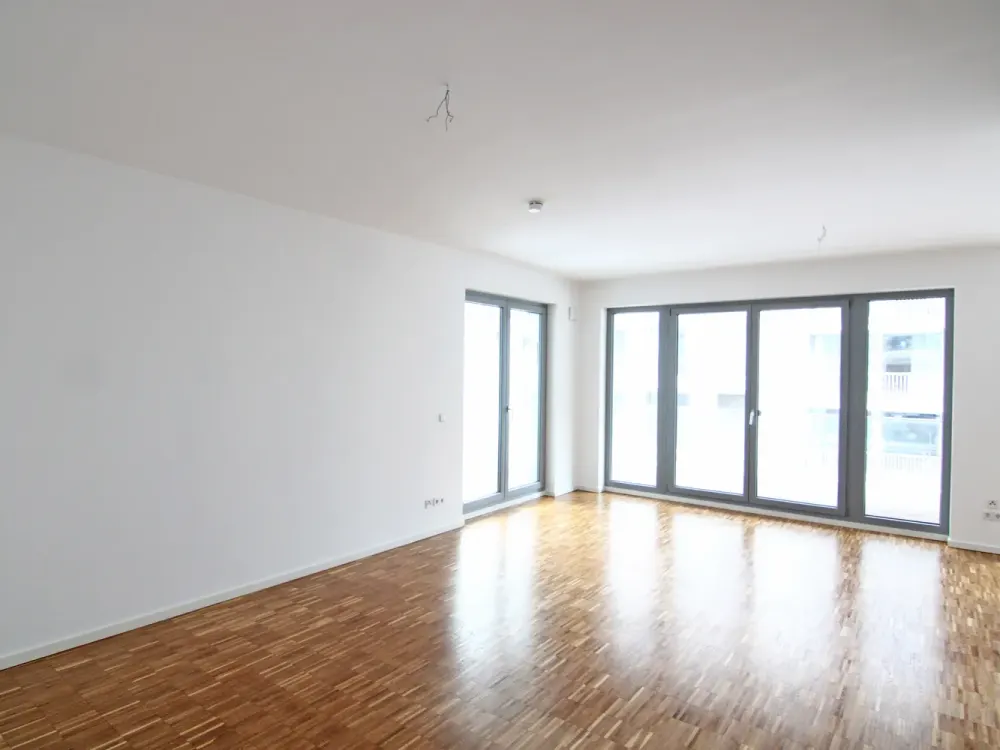 Enchantingly Beautiful + Directly by the Park! Comfortable Apartment with Underground Parking, Fitted Kitchen and Large Balcony