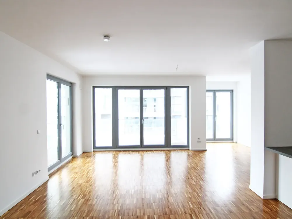 Enchantingly Beautiful + Directly by the Park! Comfortable Apartment with Underground Parking, Fitted Kitchen and Large Balcony