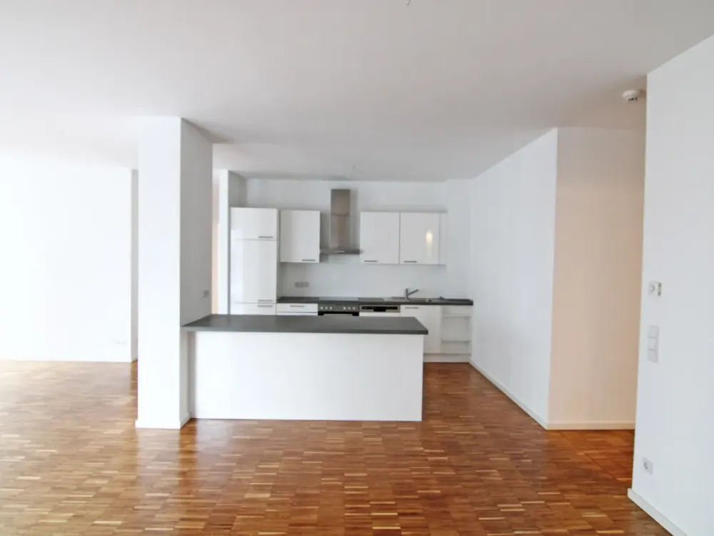 Enchantingly Beautiful + Directly by the Park! Comfortable Apartment with Underground Parking, Fitted Kitchen and Large Balcony