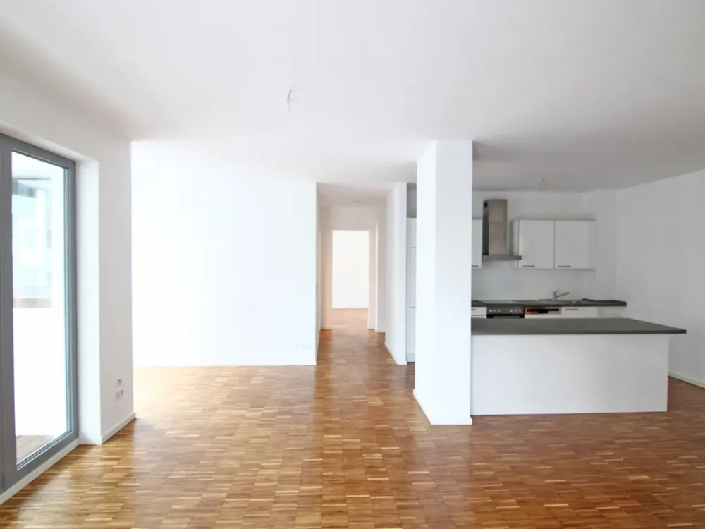 Enchantingly Beautiful + Directly by the Park! Comfortable Apartment with Underground Parking, Fitted Kitchen and Large Balcony