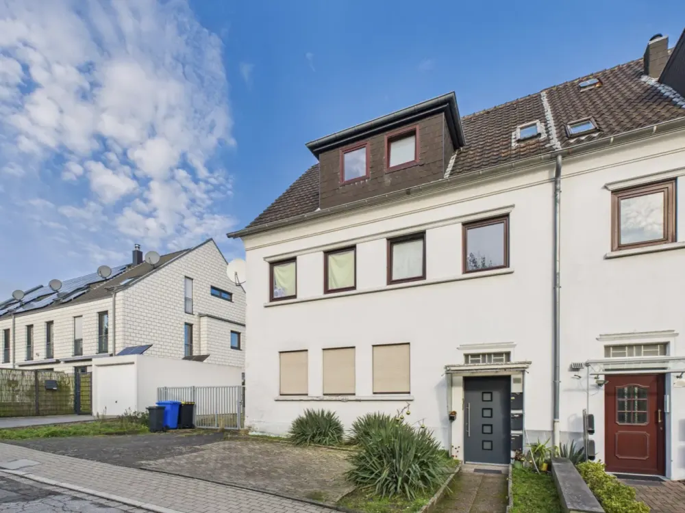 Frisch renovierte 2-Zimmer-Dachgeschosswohnung mit Einbauküche und Stellplatz