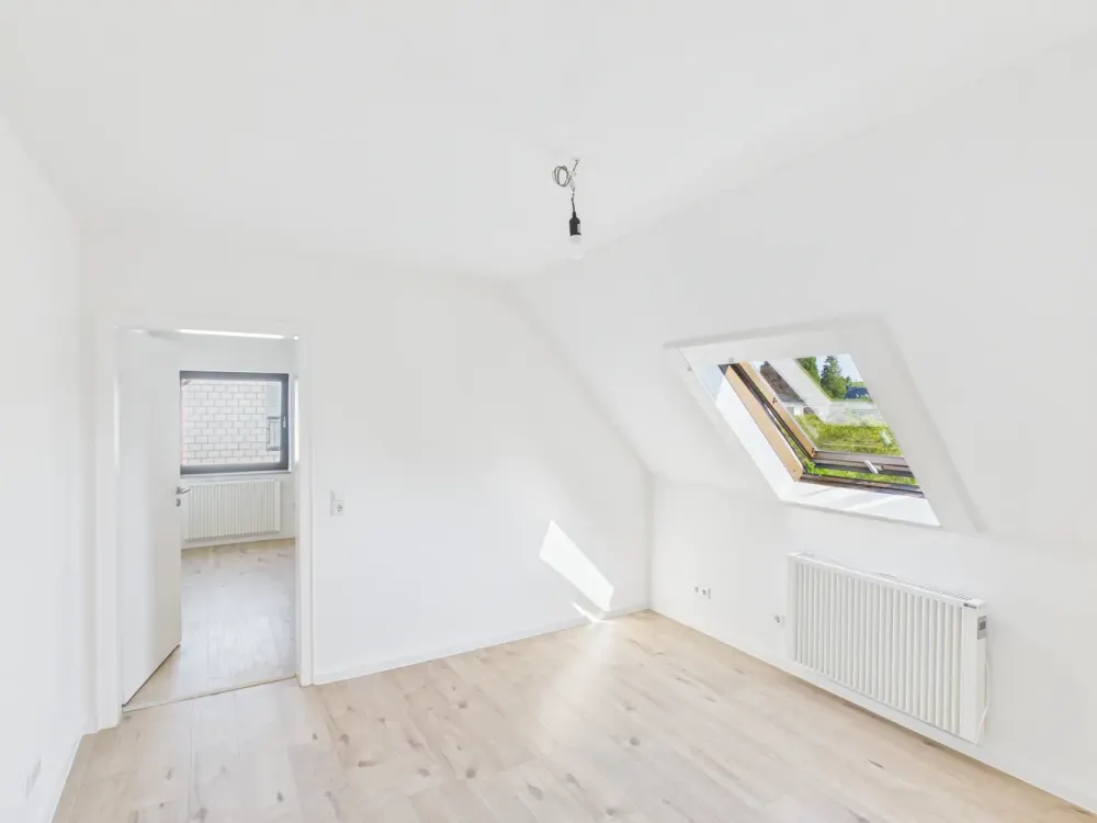 Frisch renovierte 2-Zimmer-Dachgeschosswohnung mit Einbauküche und Stellplatz