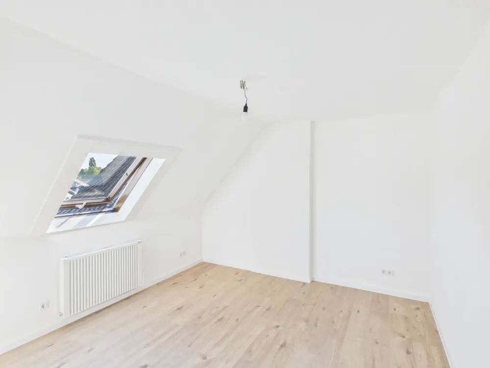 Frisch renovierte 2-Zimmer-Dachgeschosswohnung mit Einbauküche und Stellplatz