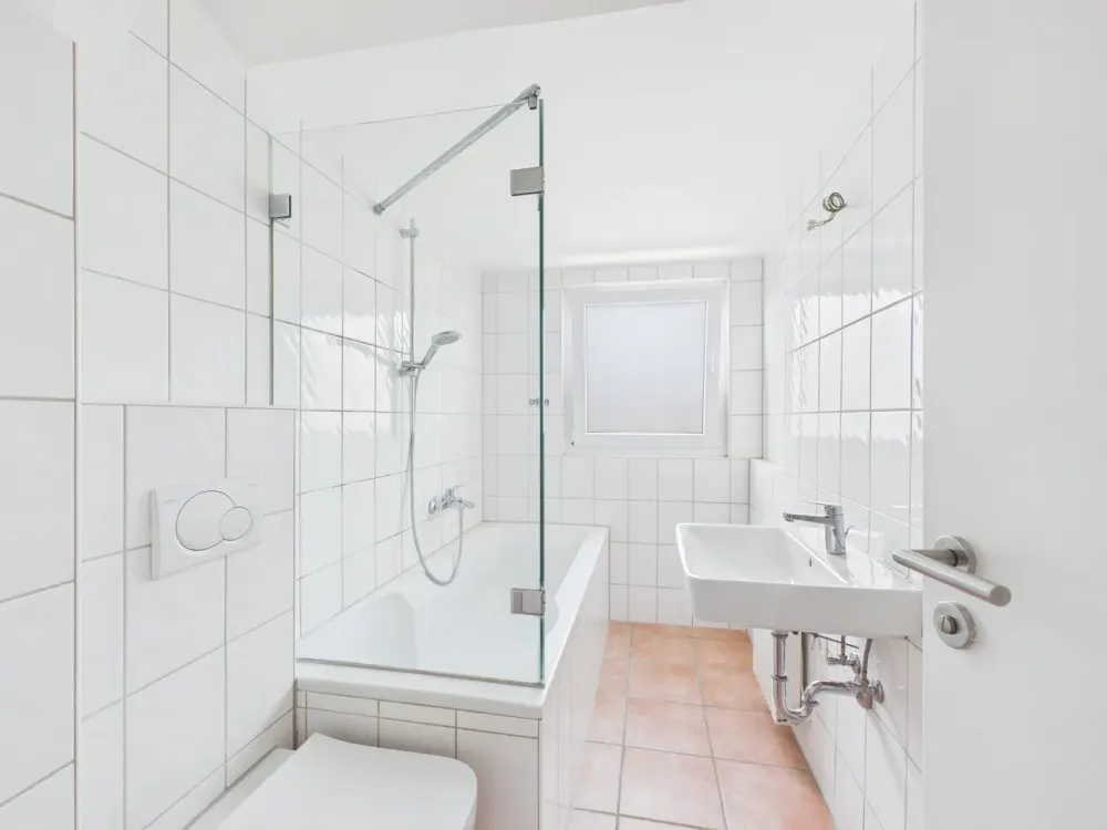Frisch renovierte 2-Zimmer-Dachgeschosswohnung mit Einbauküche und Stellplatz