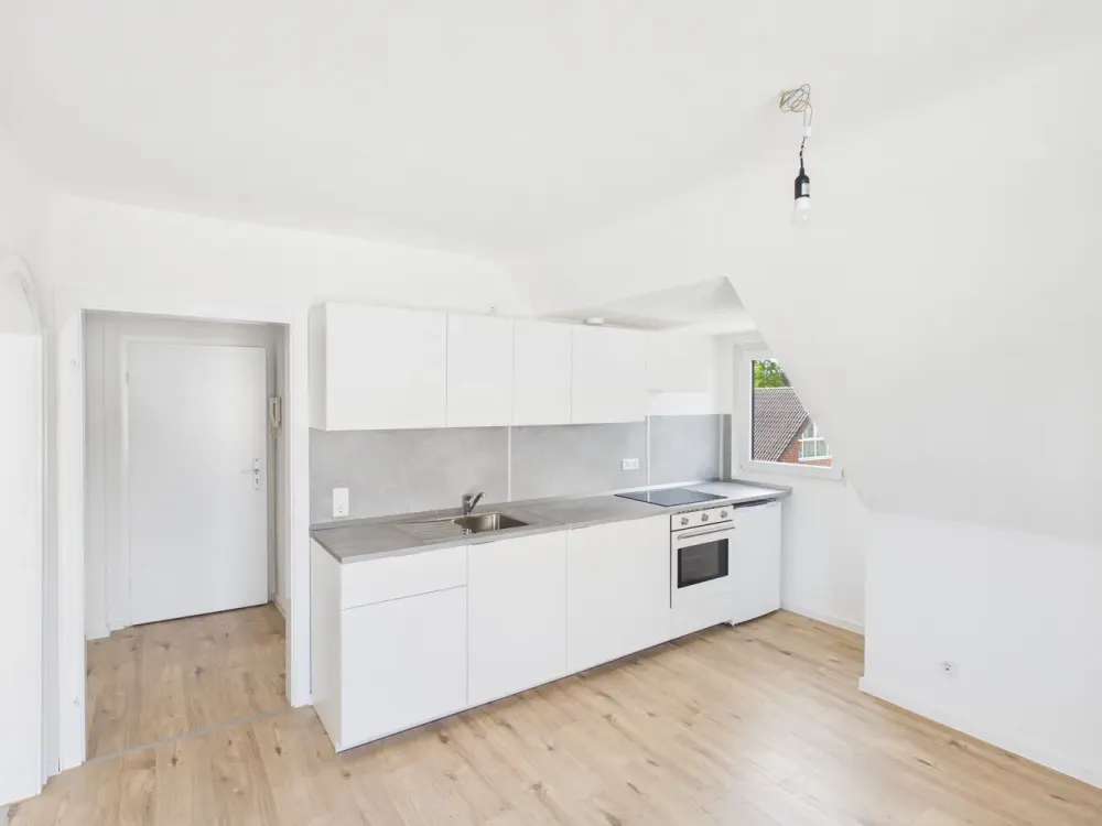 Frisch renovierte 2-Zimmer-Dachgeschosswohnung mit Einbauküche und Stellplatz
