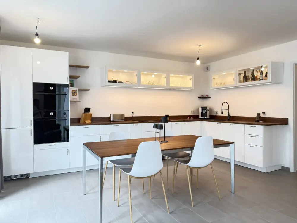 Neuwertige 3-Zi-Wohnung mit SW-Loggia, Aufzug, TG und hochwertiger Einbauküche
