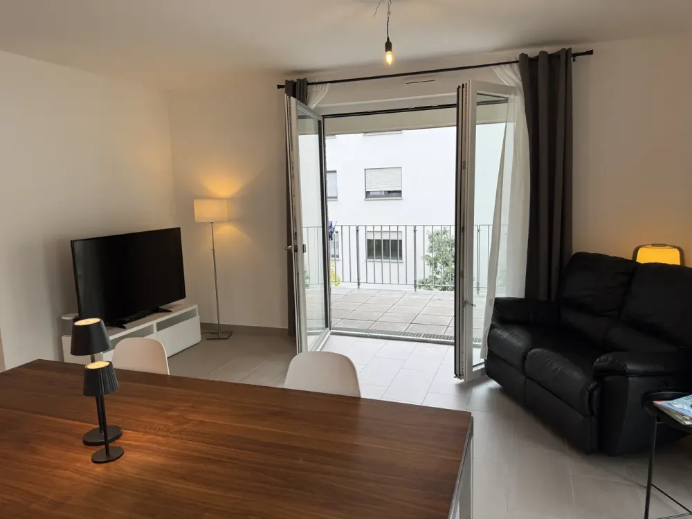 Neuwertige 3-Zi-Wohnung mit SW-Loggia, Aufzug, TG und hochwertiger Einbauküche