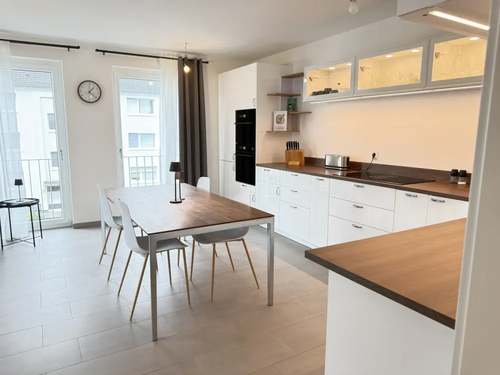 Neuwertige 3-Zi-Wohnung mit SW-Loggia, Aufzug, TG und hochwertiger Einbauküche