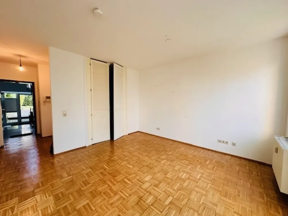 KURZFRISTIG ERDGESCHOSS KOMFORT APPARTMENT MIT SCHLAFNISCHE BALKON GARAGE KÜCHENÜBERNAHME MÖGLICH
