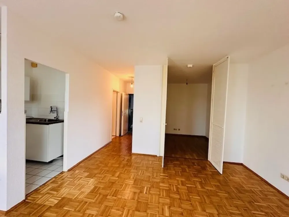 KURZFRISTIG ERDGESCHOSS KOMFORT APPARTMENT MIT SCHLAFNISCHE BALKON GARAGE KÜCHENÜBERNAHME MÖGLICH