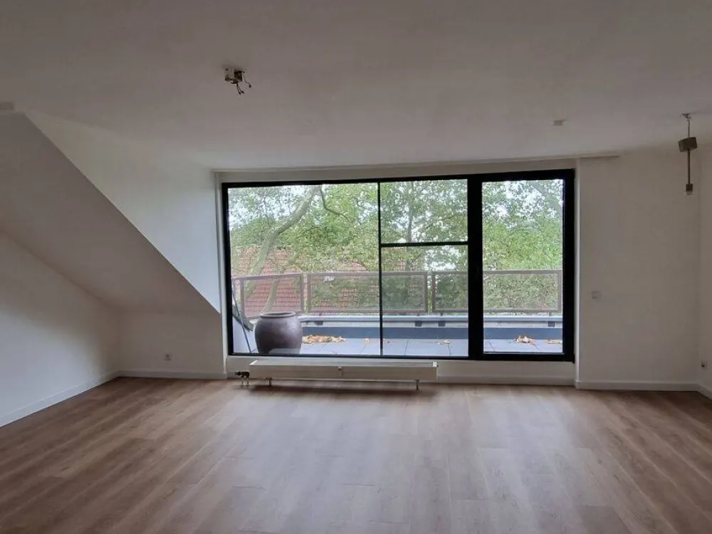 D-Unterrath: Bright sunny top-floor apartment with large terrace in a quiet location.